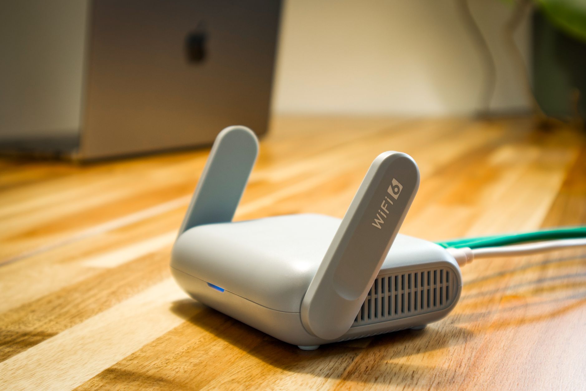 机の上に置かれた小型のWi-Fiルーター