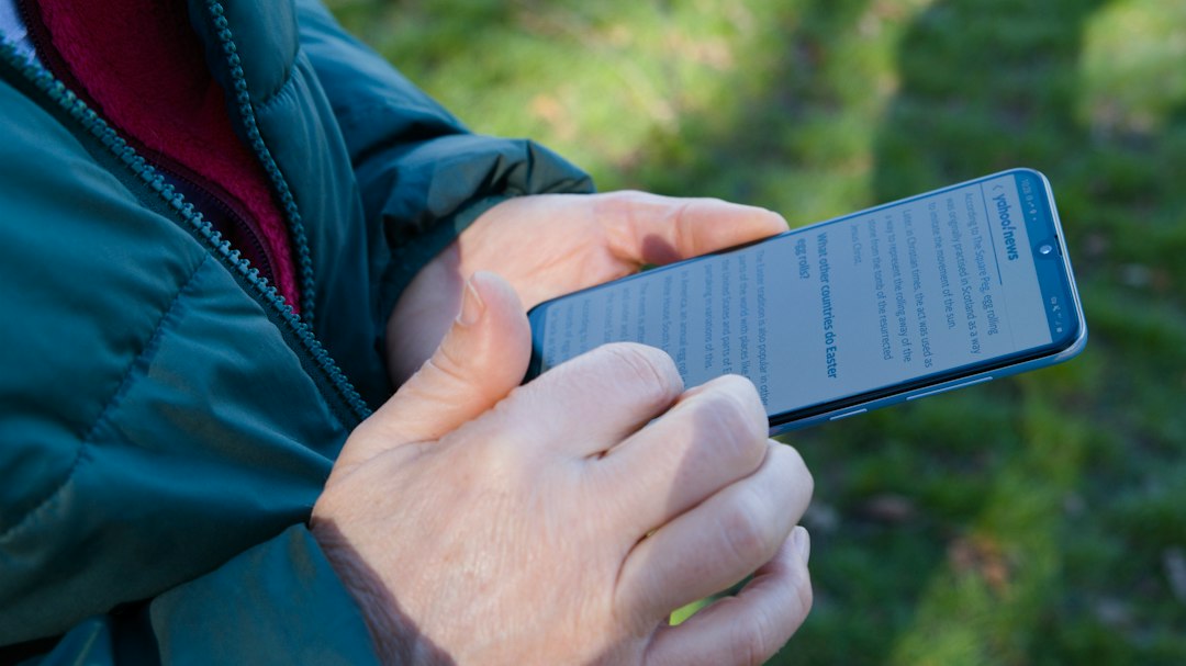 スマホで書類のPDFを開いて確認する手元