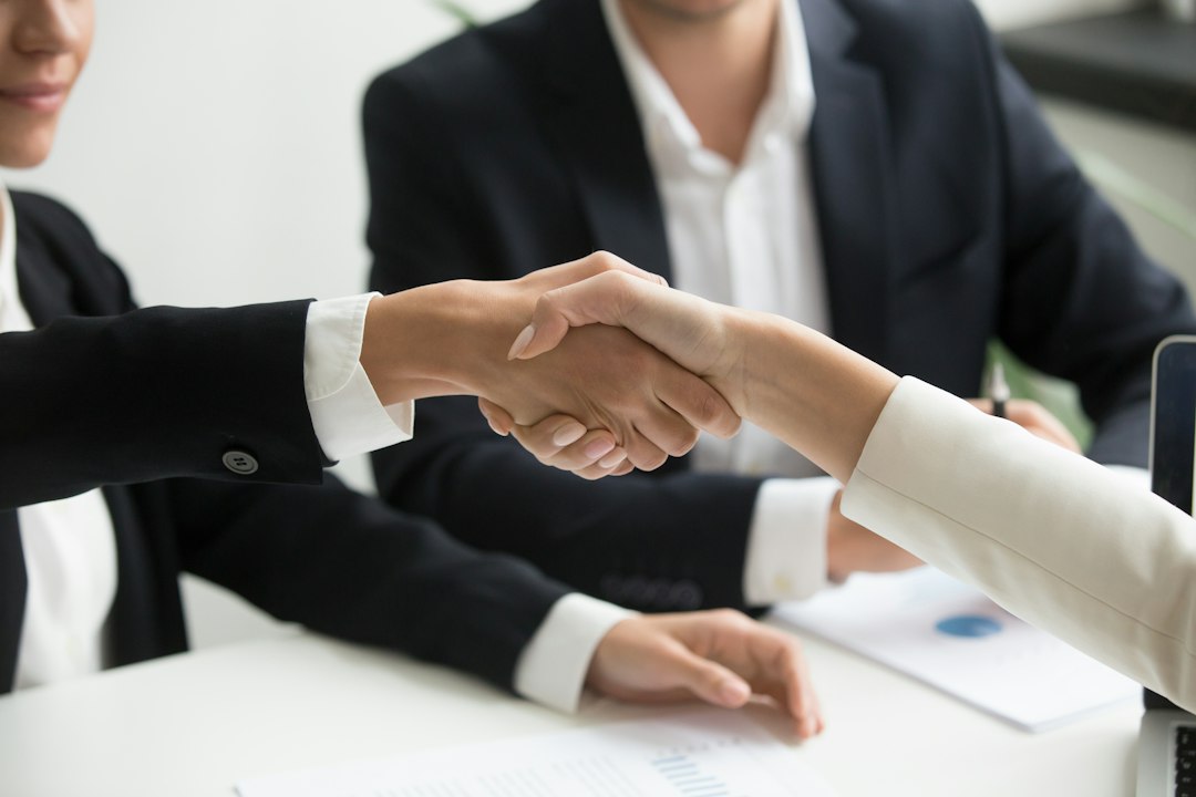 事務代行スタッフと建設会社の打ち合わせ