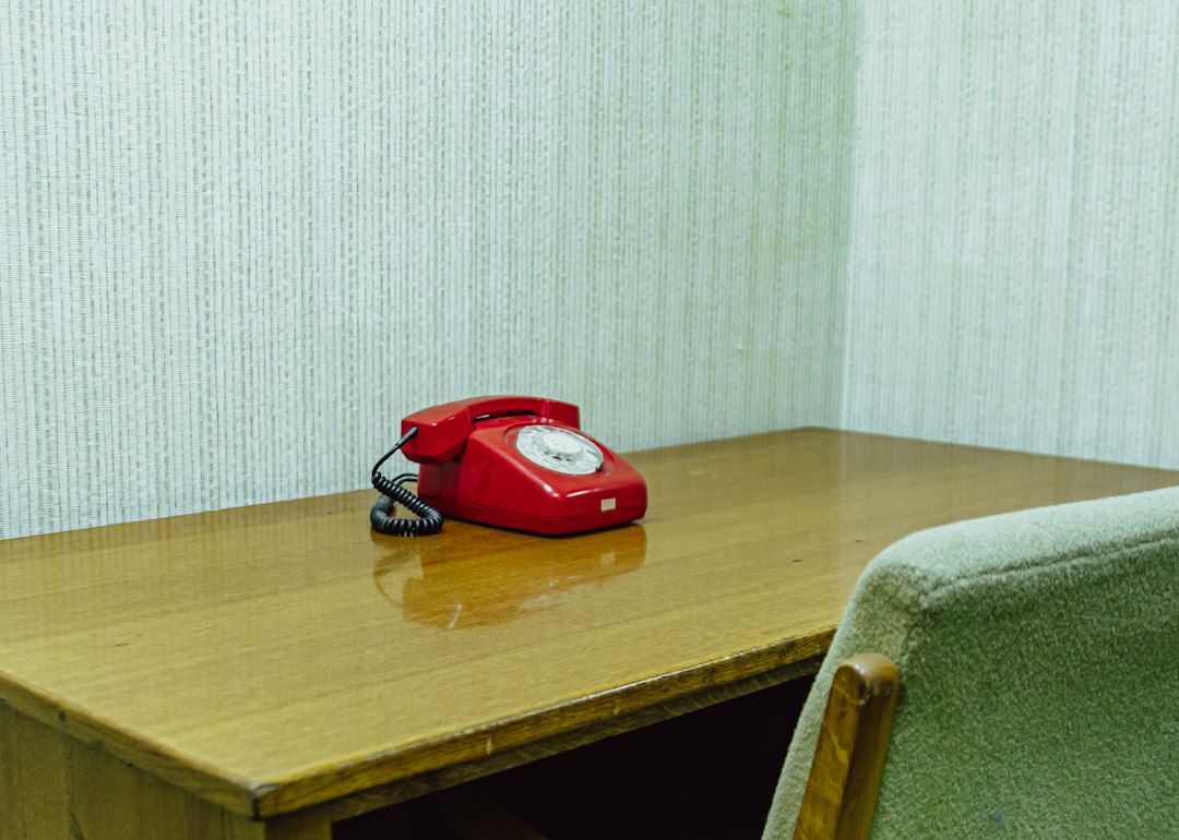 机と電話がある小さな事務所の室内
